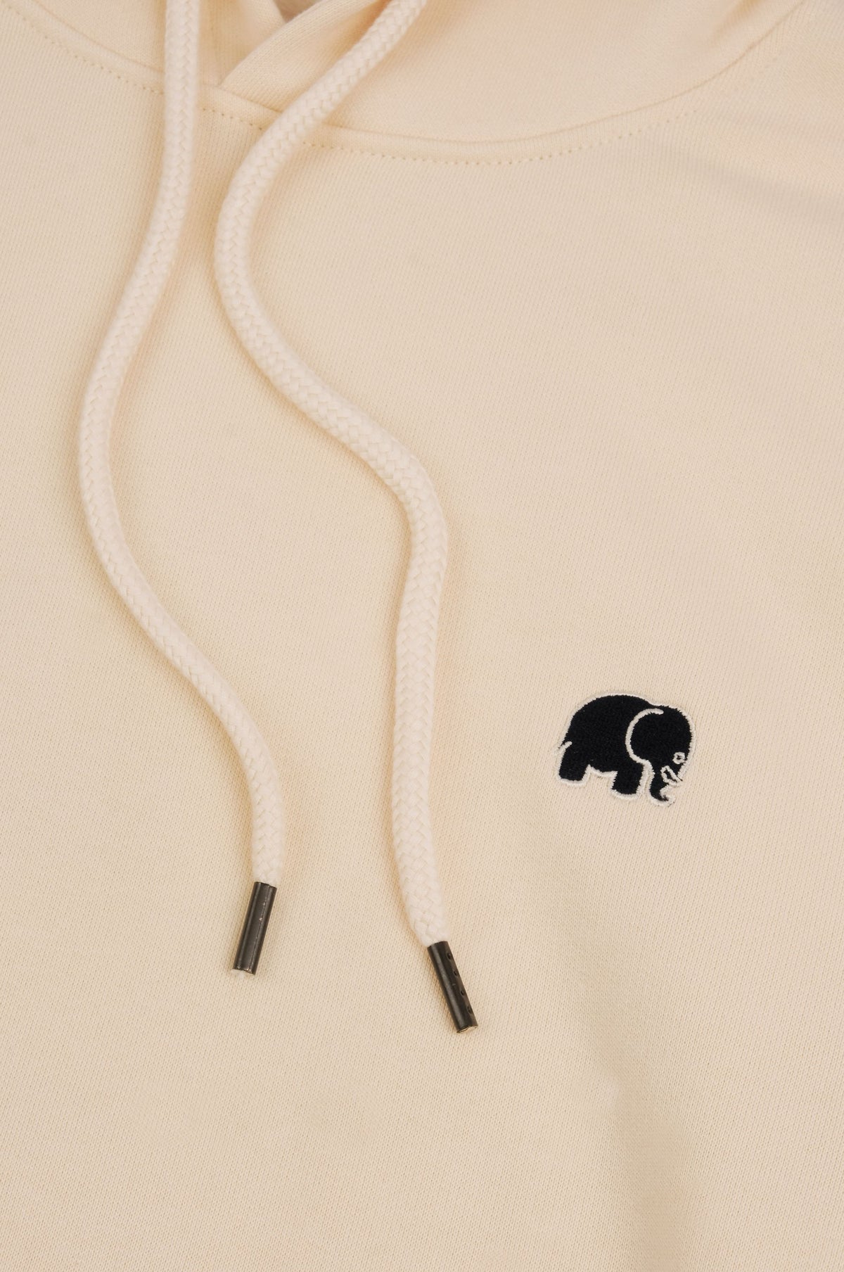 Détail en gros plan du Explanada Organic Hoodie ivoire, montrant les cordons de serrage et le logo éléphant brodé | TP_IMAGE_TYPE=DETAIL