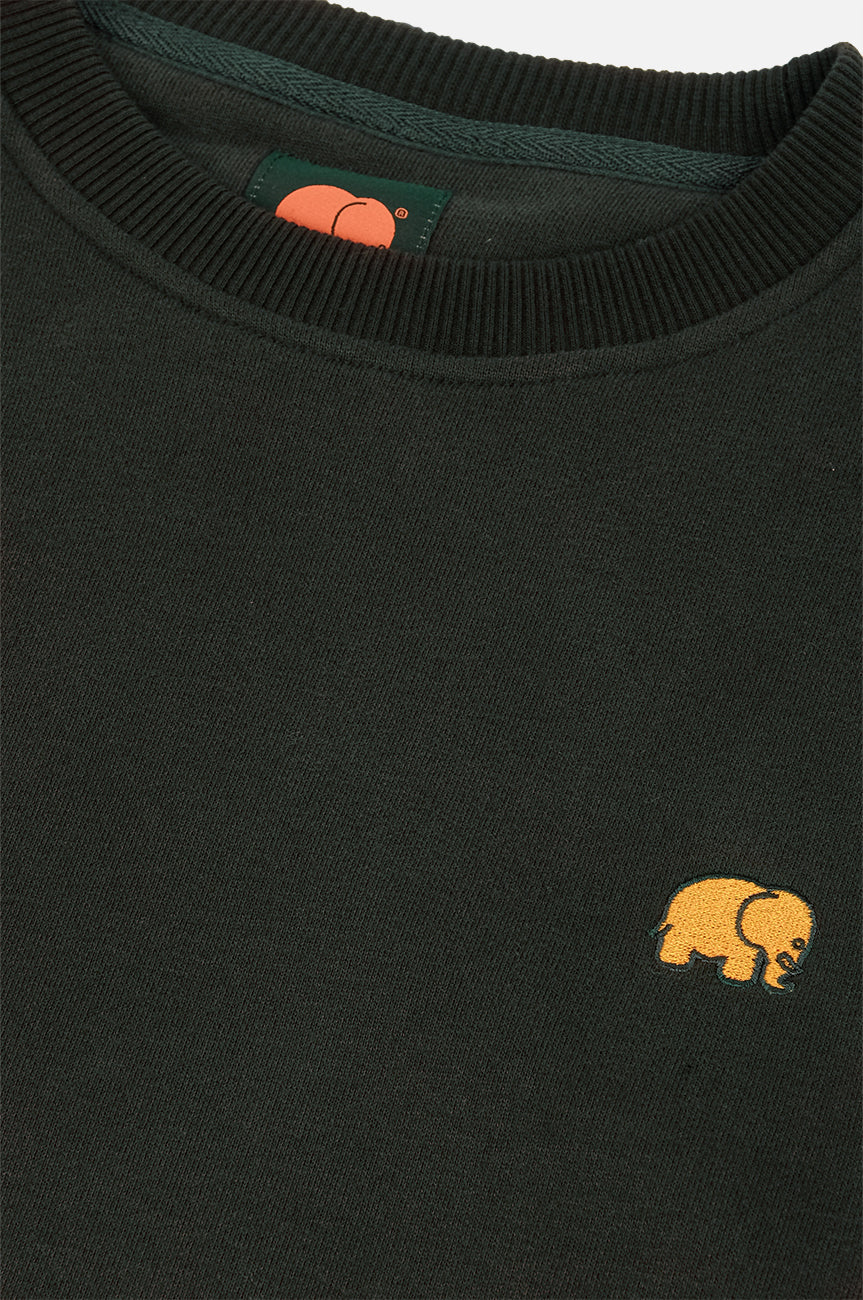 Détail en gros plan du sweat Organic Essential en Scarab Green avec un logo éléphant jaune sur la poitrine | TP_IMAGE_TYPE=DETAIL