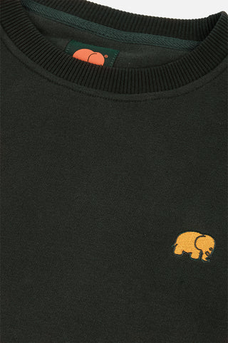 Détail en gros plan du sweat Organic Essential en Scarab Green avec un logo éléphant jaune sur la poitrine | TP_IMAGE_TYPE=DETAIL