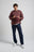 Personne portant l'Essential Sweatshirt en Puce Purple, associé à un jean décontracté et tenant un chapeau | TP_IMAGE_TYPE=MODEL_FRONT