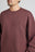 Personne portant le sweat Essential Sweatshirt en Puce Purple, avec une encolure ronde et un détail de logo brodé | TP_IMAGE_TYPE=MODEL_FRONT
