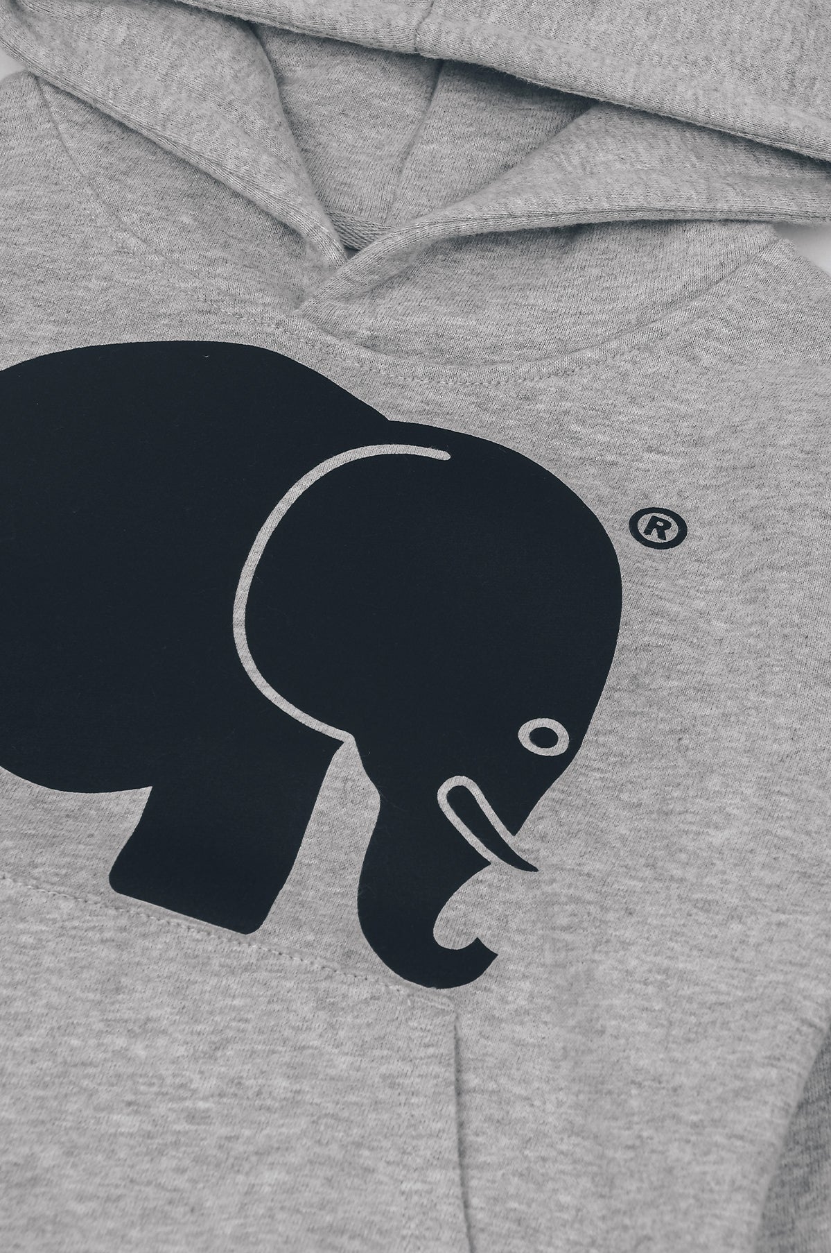 Dettaglio della Kid's Organic Classic Hoodie in Heather Grey con una grafica giocosa di un elefante | TP_IMAGE_TYPE=DETAIL