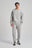 Persona che indossa una Organic Essential Sweatshirt in Heather Grey, in posizione eretta con uno sfondo neutro | TP_IMAGE_TYPE=MODEL_FRONT