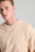 Persona che indossa Essential Sunwashed Sweatshirt in Smoke Gray, con tessuto dalla texture marcata e vestibilità casual. | TP_IMAGE_TYPE=MODEL_FRONT
