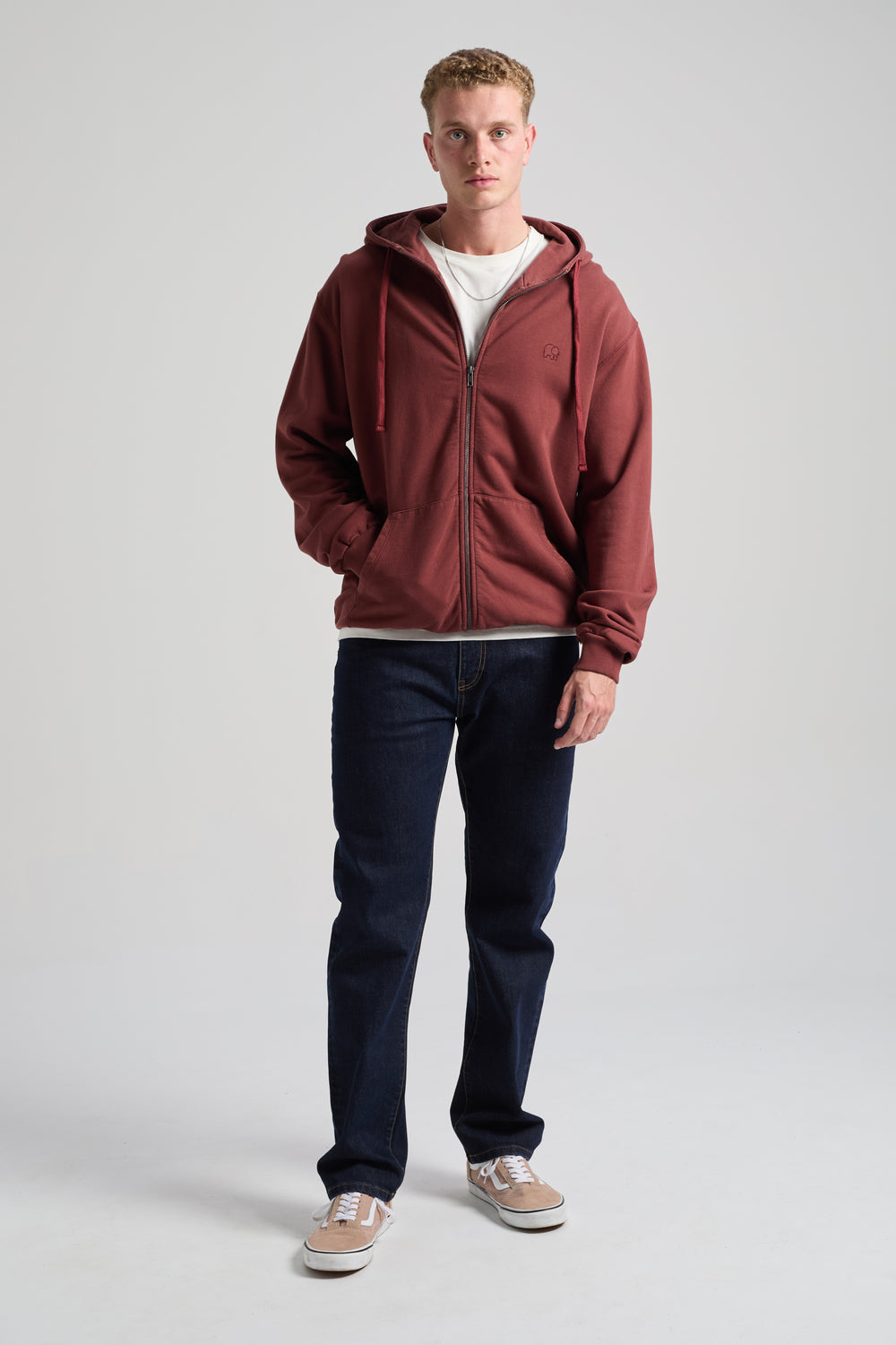 Persona che indossa una Essential Zip Hoodie in Andorra Brown, vista frontale | TP_IMAGE_TYPE=MODEL_FRONT