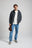 Personne portant un sweat à capuche Essential Zip en Bitumen Grey, associé à une chemise blanche et un jean bleu, tenant un chapeau marron | TP_IMAGE_TYPE=MODEL_FRONT