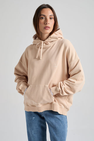 Persona che indossa una felpa beige e jeans blu su sfondo neutro. TP_IMAGE_TYPE=MODEL_FRONT