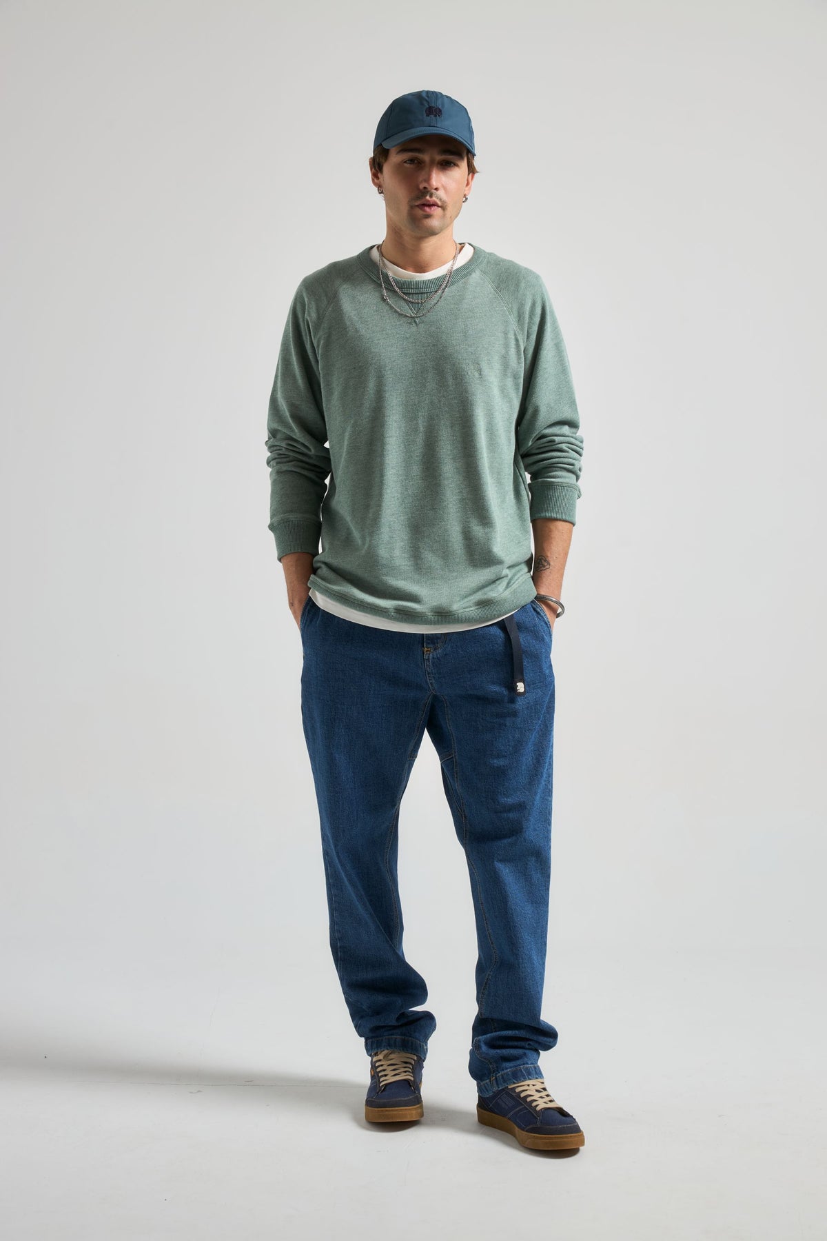 Personne portant un Essential Lightweight Sweatshirt en Salty Green, vue de face | TP_IMAGE_TYPE=MODEL_FRONT