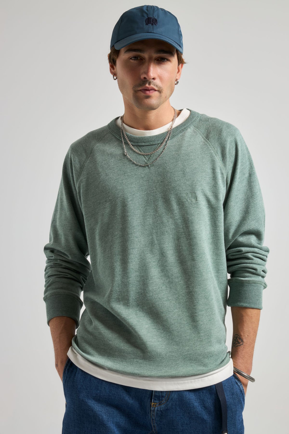 Personne portant un Essential Lightweight Sweatshirt en Salty Green, vue de face | TP_IMAGE_TYPE=MODEL_FRONT