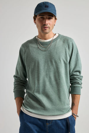 Personne portant un Essential Lightweight Sweatshirt en Salty Green, vue de face | TP_IMAGE_TYPE=MODEL_FRONT
