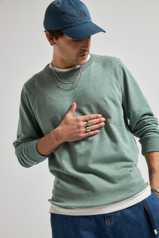 Personne portant un Essential Lightweight Sweatshirt en Salty Green, vue de face | TP_IMAGE_TYPE=MODEL_FRONT