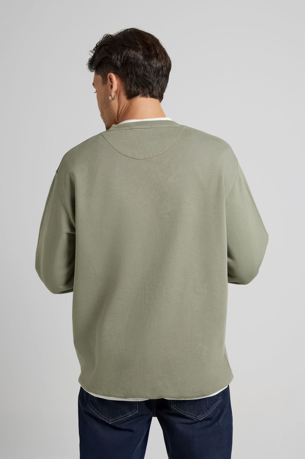 Personne portant Essential Sweatshirt en Agave Green, vue de dos | TP_IMAGE_TYPE=MODEL_BACK