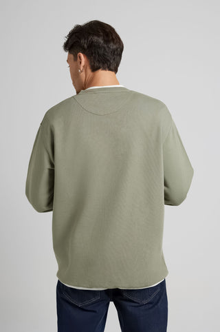 Personne portant Essential Sweatshirt en Agave Green, vue de dos | TP_IMAGE_TYPE=MODEL_BACK