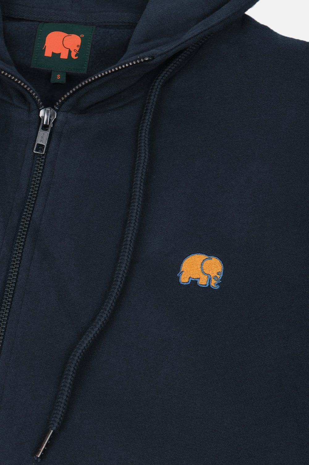 Vue de détail de l'Organic Essential Zip Hoodie en Trendsplant Blue, montrant la fermeture à glissière et le logo éléphant brodé | TP_IMAGE_TYPE=DETAIL
