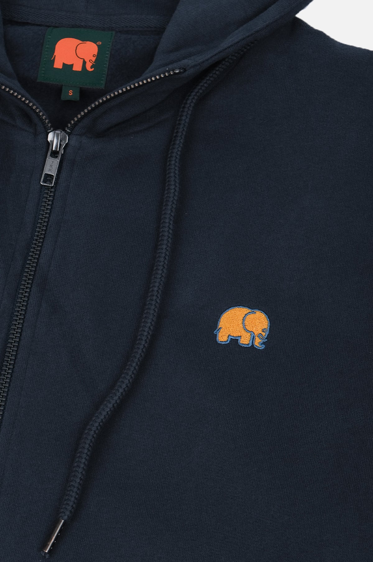 Vue de détail de l'Organic Essential Zip Hoodie en Trendsplant Blue, montrant la fermeture à glissière et le logo éléphant brodé | TP_IMAGE_TYPE=DETAIL