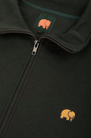 Détail en gros plan de l'Organic Essential Zip Sweatshirt en Scarab Green, montrant la fermeture éclair et le logo éléphant brodé. | TP_IMAGE_TYPE=DETAIL