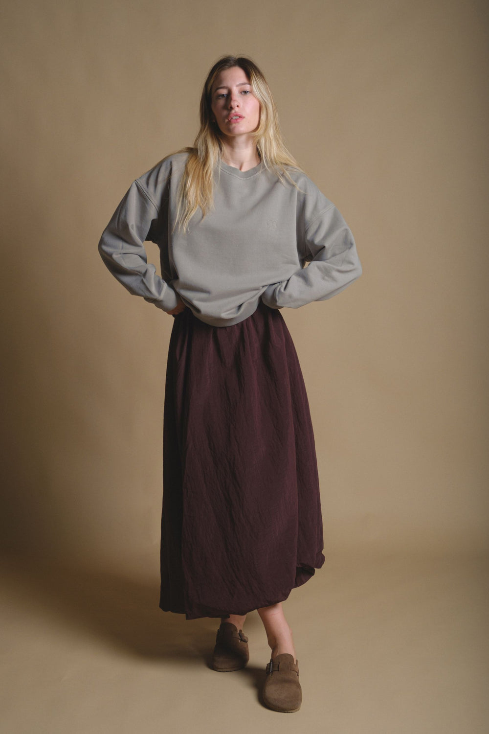 Persona con sudadera oversize heavyweight Dried Sage, vista frontal | TP_IMAGE_TYPE=MODEL_FRONT