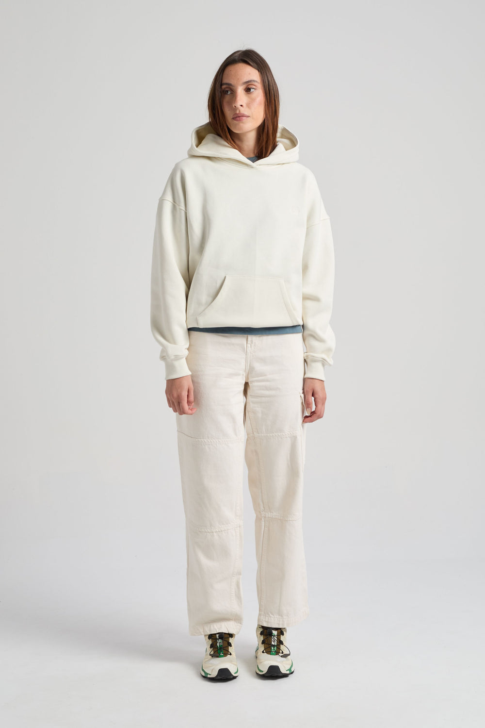 Personne portant un Women’s Essential Hoodie Sea Glass, vue de face | TP_IMAGE_TYPE=MODEL_FRONT