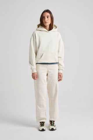 Personne portant un Women’s Essential Hoodie Sea Glass, vue de face | TP_IMAGE_TYPE=MODEL_FRONT