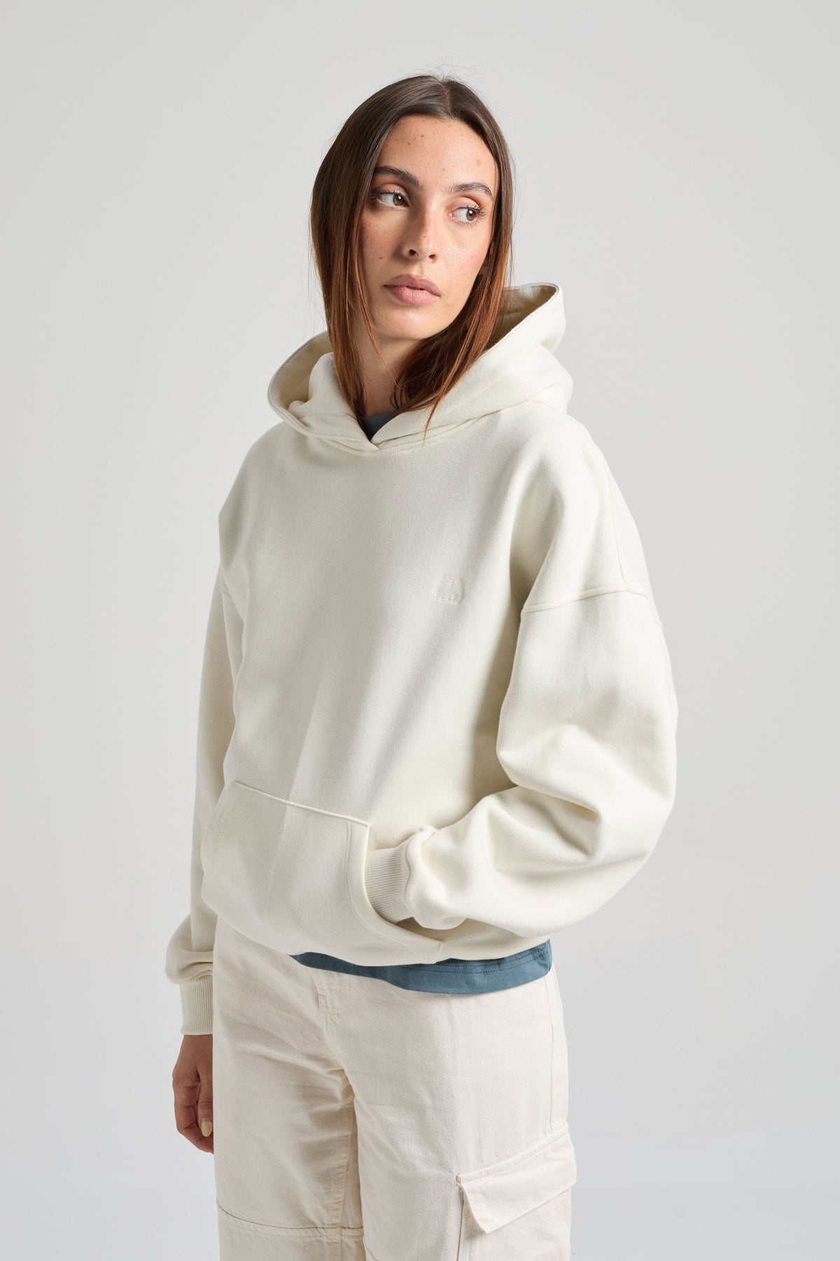 Personne portant un Women’s Essential Hoodie en Sea Glass, vue de face | TP_IMAGE_TYPE=MODEL_FRONT