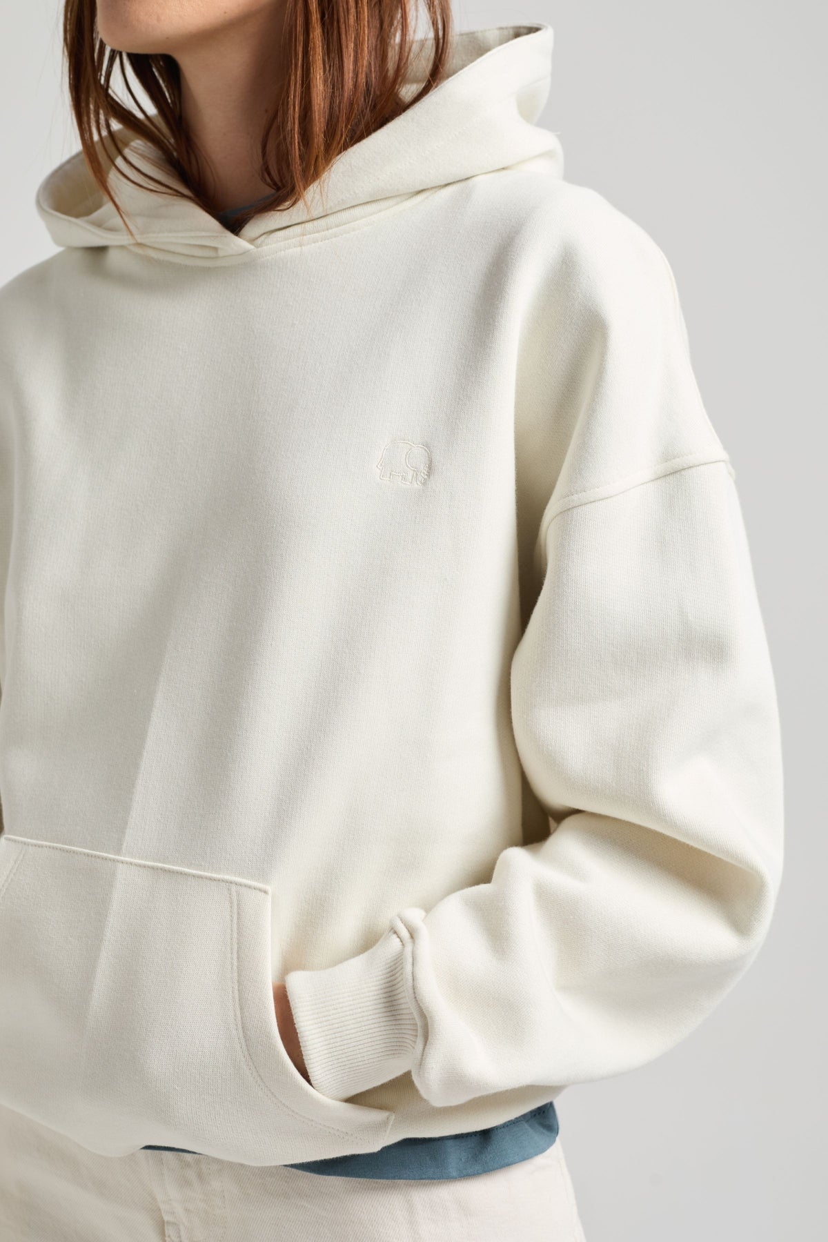 Personne portant un Women’s Essential Hoodie en Sea Glass, vue de face | TP_IMAGE_TYPE=MODEL_FRONT