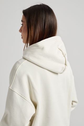 Personne portant un Women’s Essential Hoodie Sea Glass, vue de dos | TP_IMAGE_TYPE=MODEL_BACK