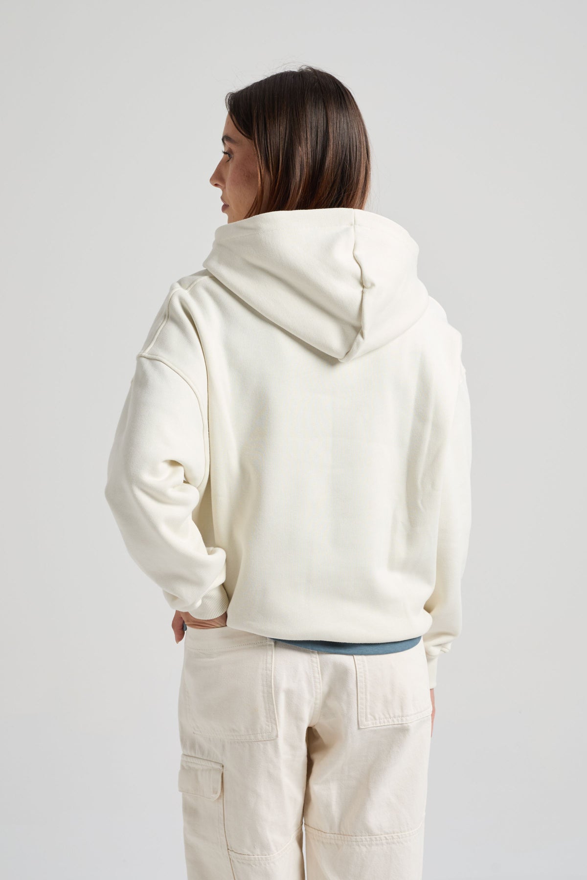 Personne portant le Women’s Essential Hoodie Sea Glass, vue de dos | TP_IMAGE_TYPE=MODEL_BACK