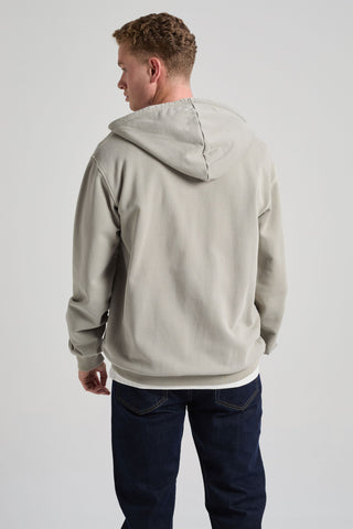Persona che indossa Essential Sunwashed Zip Hoodie in Natural Gray, vista di spalle | TP_IMAGE_TYPE=MODEL_BACK