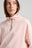 Persona che indossa una felpa con mezza zip da donna Sunwashed Essential in lotus pink, con colletto a mezza zip e logo ricamato. | TP_IMAGE_TYPE=MODEL_FRONT