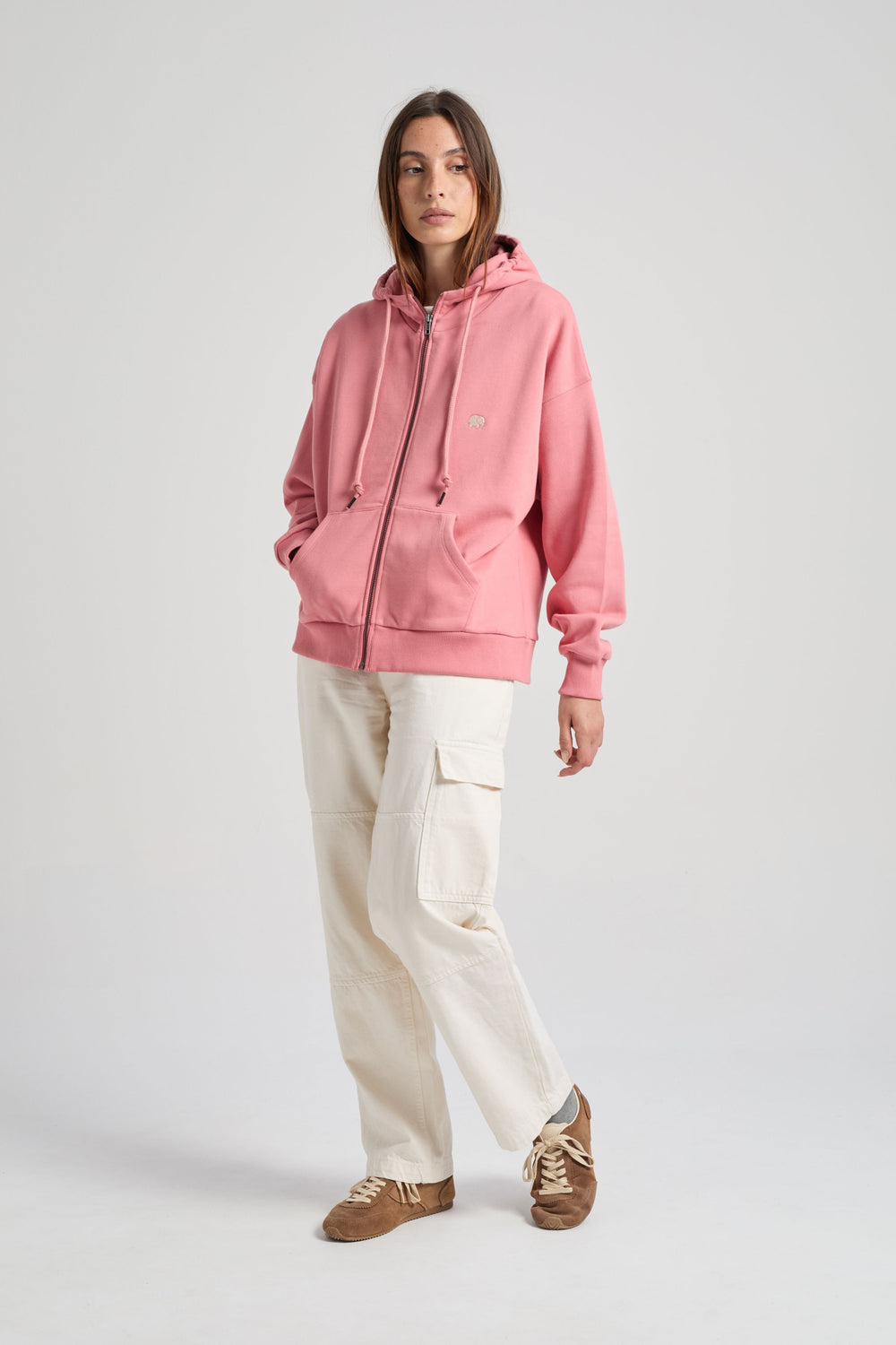 Persona che indossa una Felpa con Cappuccio Zip Oversized Essentials Organic da Donna in Rossette Pink, vista frontale | TP_IMAGE_TYPE=MODEL_FRONT