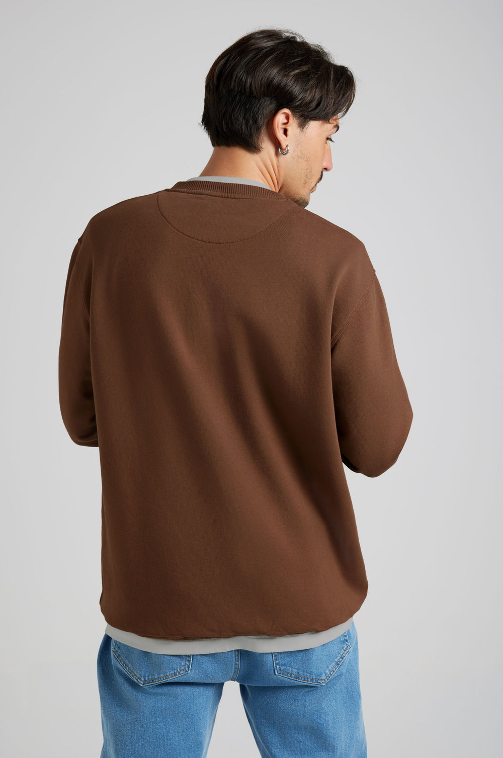 Person wearing an Essential Sweatshirt in Carafe Brown, viewed from the back. | TP_IMAGE_TYPE=MODEL_BACK