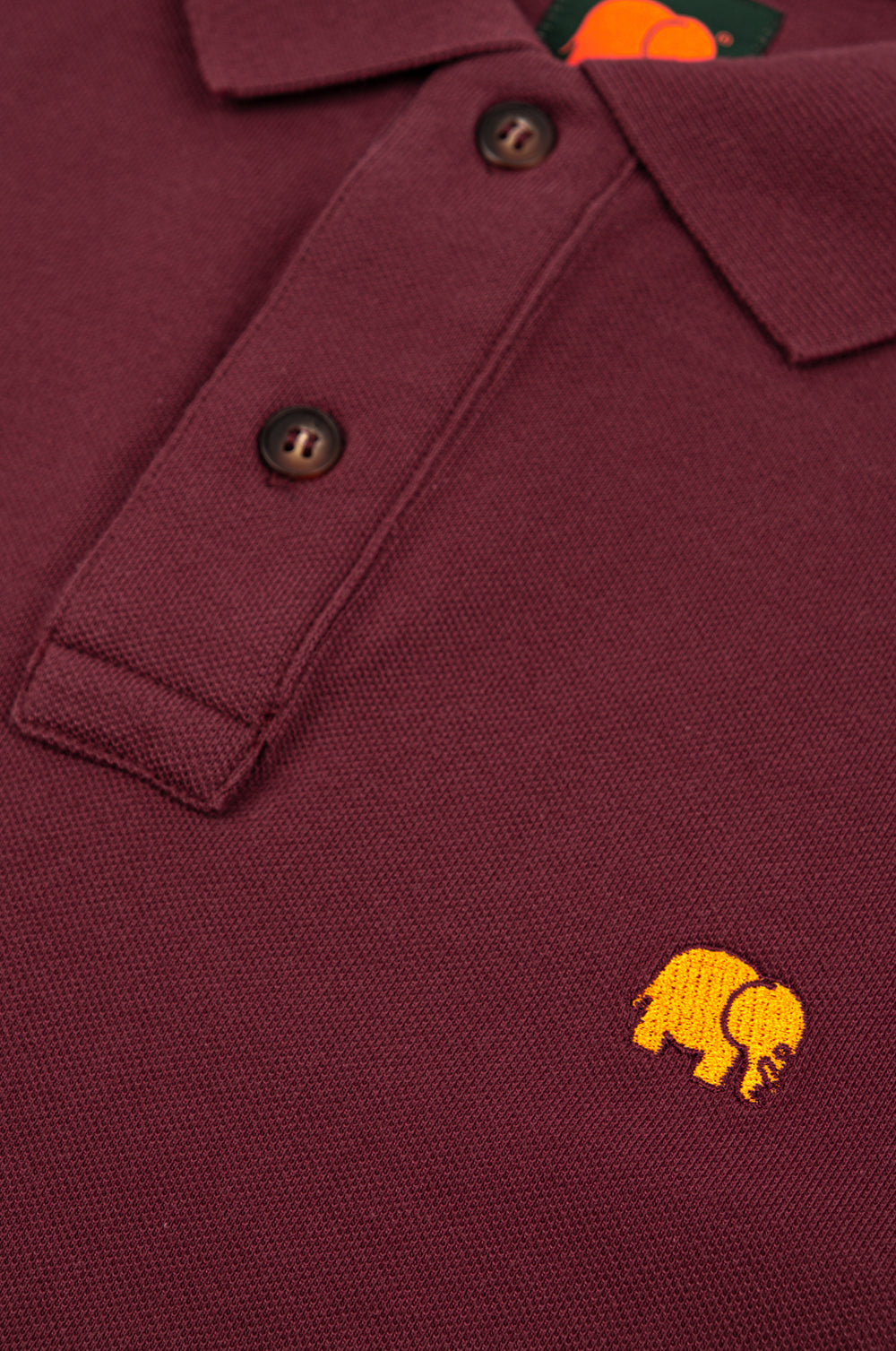 Dettaglio ravvicinato della Polo Shirt Essentials Organic Burgundy con bottoni e logo elefante ricamato | TP_IMAGE_TYPE=DETAIL