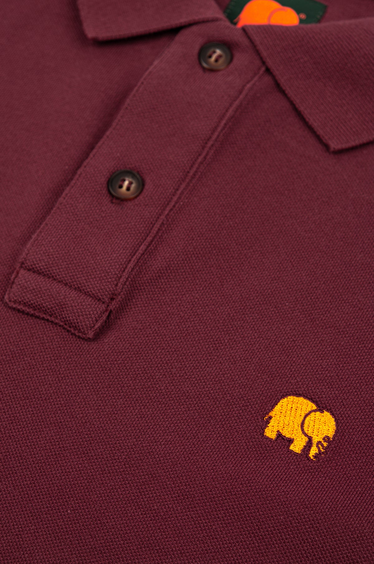 Dettaglio ravvicinato della Polo Shirt Essentials Organic Burgundy con bottoni e logo elefante ricamato | TP_IMAGE_TYPE=DETAIL