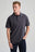 Personne portant l'Essential Polo en Bitumen Grey, porté de façon décontractée avec un jean foncé | TP_IMAGE_TYPE=MODEL_FRONT