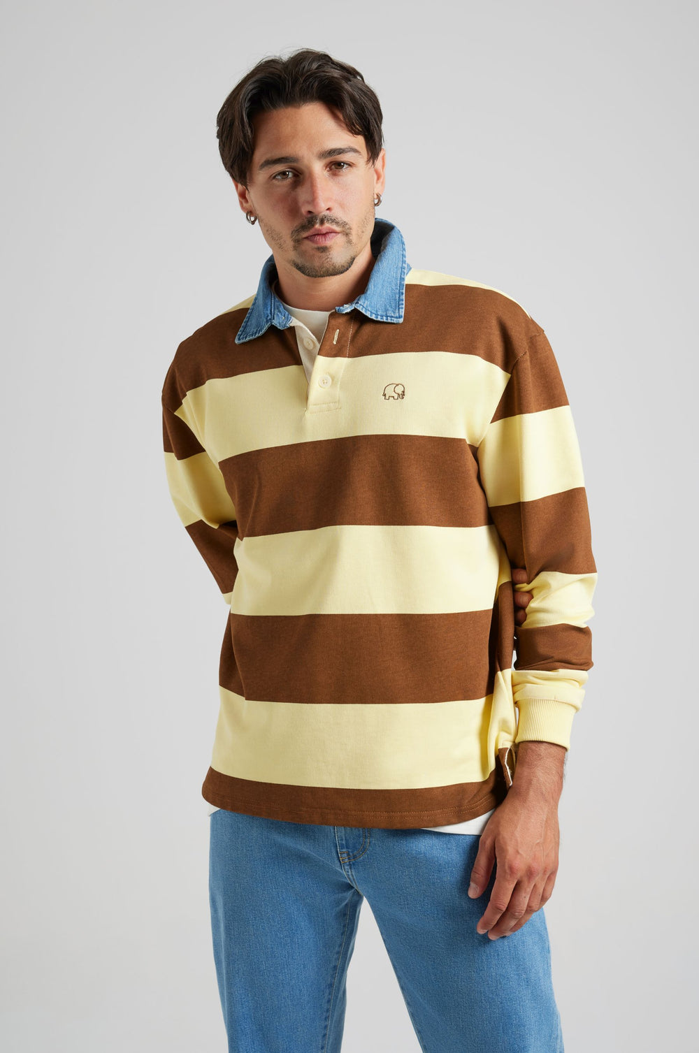 Personne portant un Yard Rugby Polo en Cappucino/Banana à rayures horizontales, avec col en denim. | TP_IMAGE_TYPE=MODEL_FRONT