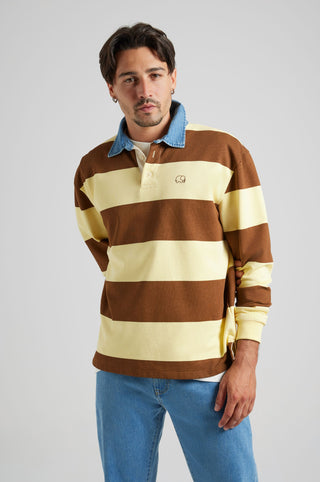 Personne portant un Yard Rugby Polo en Cappucino/Banana à rayures horizontales, avec col en denim. | TP_IMAGE_TYPE=MODEL_FRONT