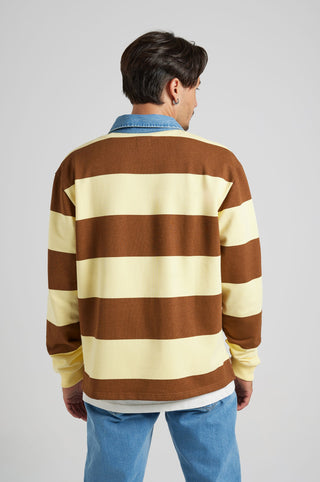 Personne portant un Yard Rugby Polo en Cappucino et Banana, vue de dos, avec de larges rayures horizontales. | TP_IMAGE_TYPE=MODEL_BACK