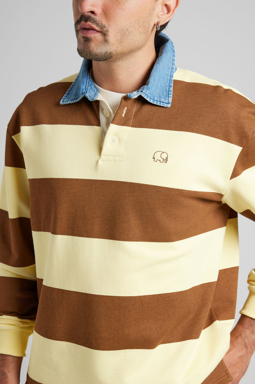 Personne portant un polo de rugby Yard dans des coloris cappuccino et banane, avec de larges rayures horizontales et un col en denim | TP_IMAGE_TYPE=MODEL_FRONT