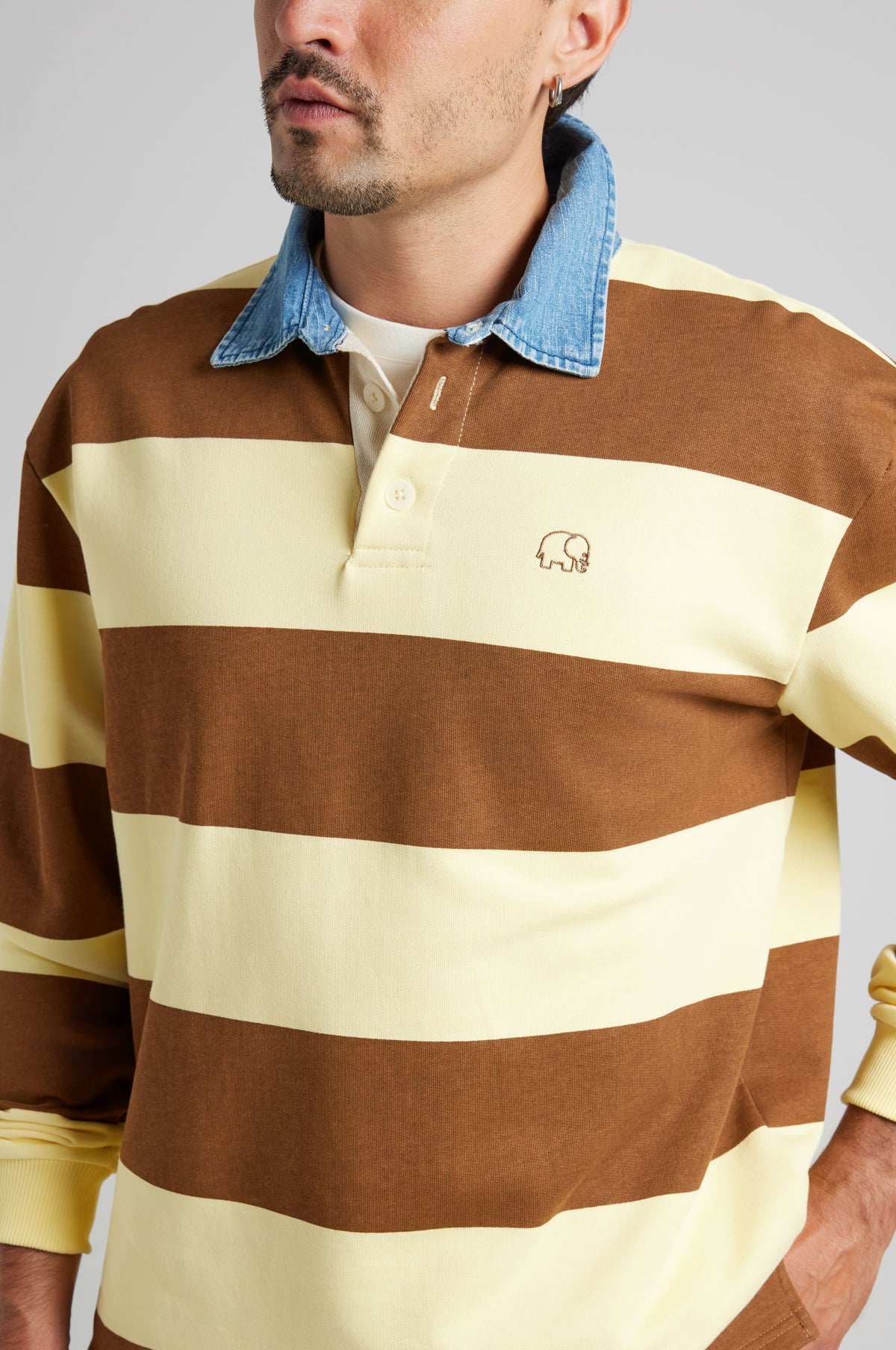 Personne portant un polo de rugby Yard dans des coloris cappuccino et banane, avec de larges rayures horizontales et un col en denim | TP_IMAGE_TYPE=MODEL_FRONT