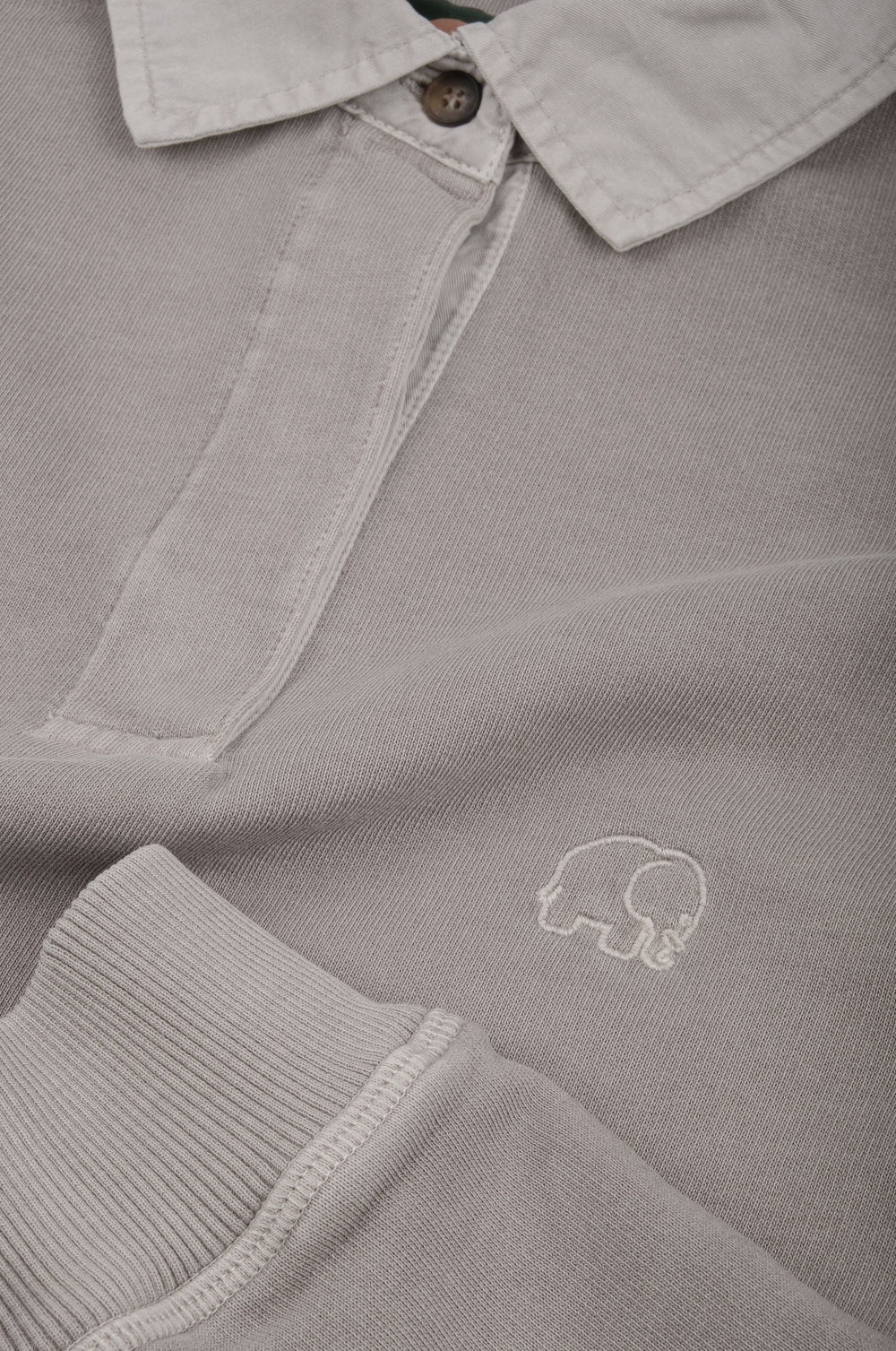 Détail en gros plan du Essential Pigment Heavyweight Polo Sweatshirt en Island Fossil | TP_IMAGE_TYPE=DETAIL