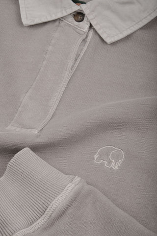 Détail en gros plan du Essential Pigment Heavyweight Polo Sweatshirt en Island Fossil | TP_IMAGE_TYPE=DETAIL
