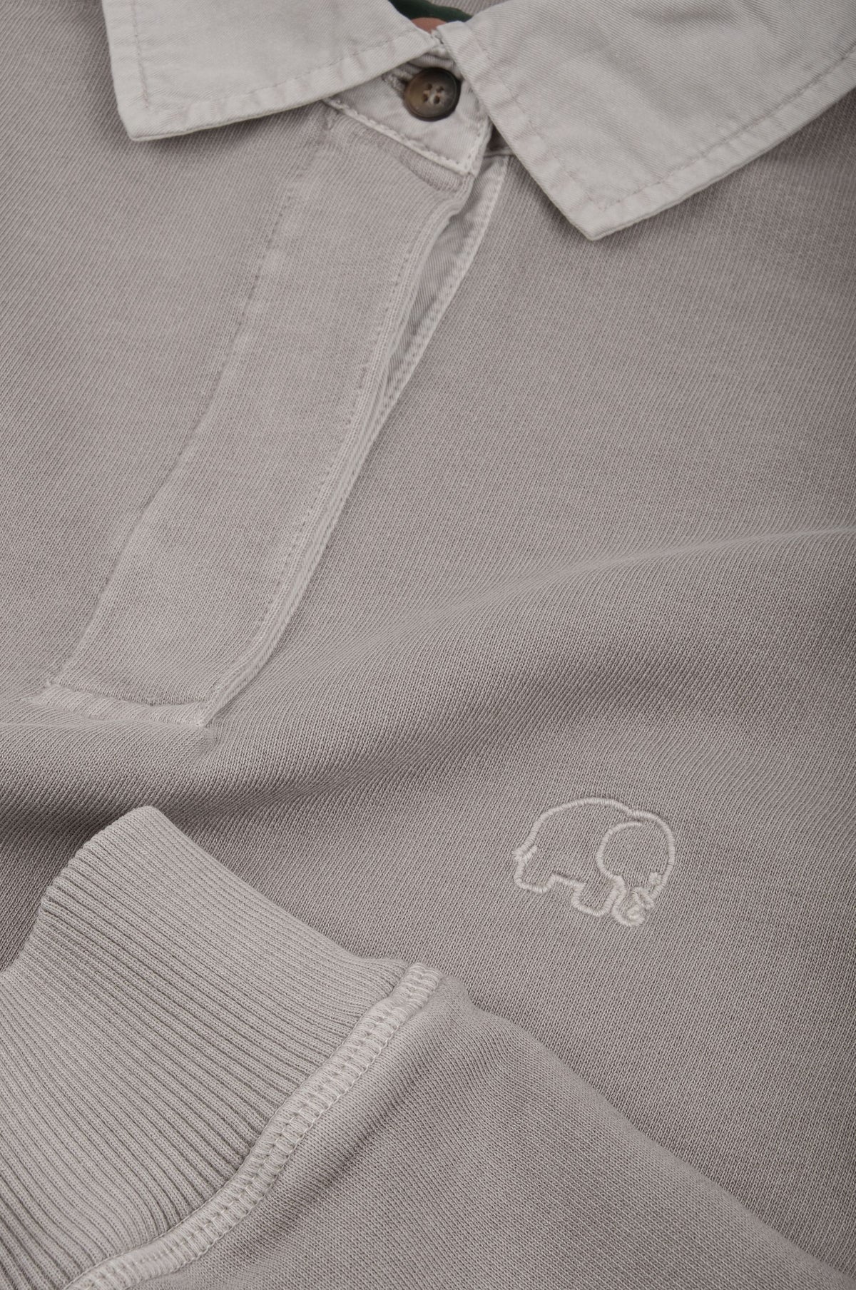 Détail en gros plan du Essential Pigment Heavyweight Polo Sweatshirt en Island Fossil | TP_IMAGE_TYPE=DETAIL