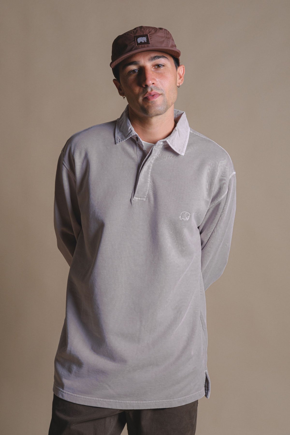 Personne portant un sweat polo heavyweight Island Fossil, vue de face | TP_IMAGE_TYPE=MODEL_FRONT