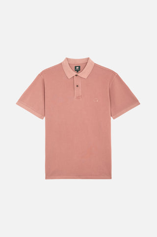 Polo Essential Sunwashed nel colore Old Rose visualizzata su una superficie piana | TP_IMAGE_TYPE=SILHOUETTE_FRONT