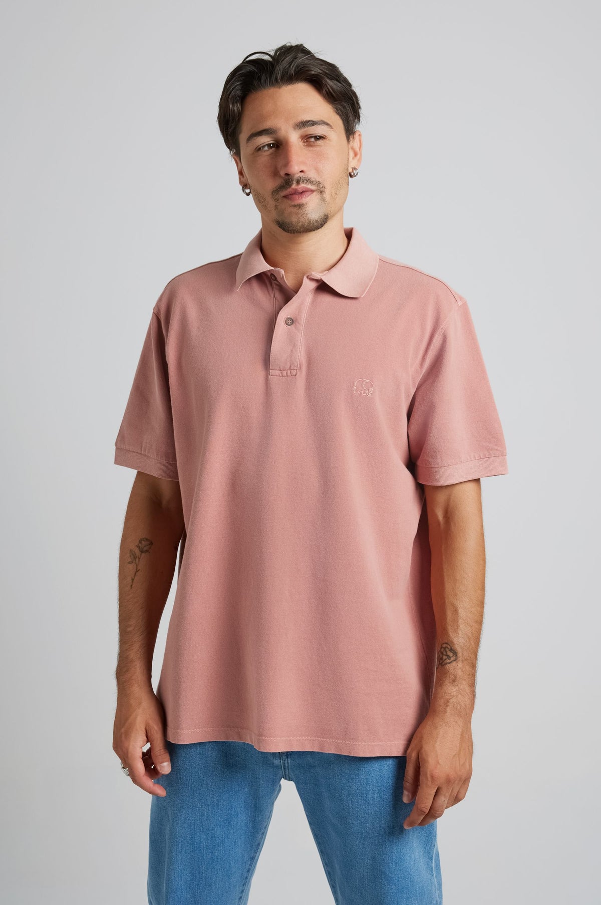 Persona che indossa Essential Sunwashed Polo nel colore Old Rose con vestibilità rilassata, abbinata in modo casual a jeans azzurri. | TP_IMAGE_TYPE=MODEL_FRONT