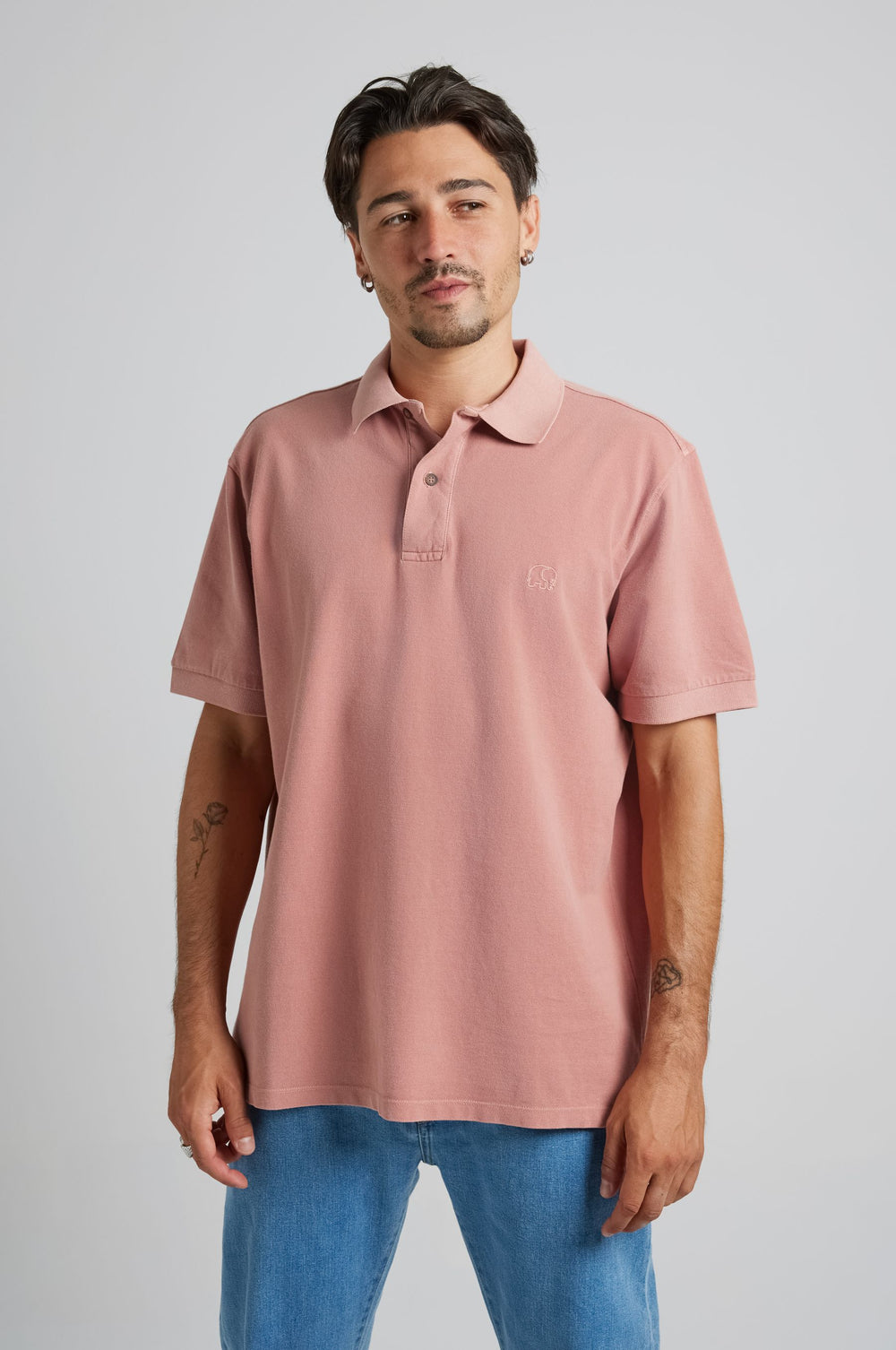 Persona che indossa Essential Sunwashed Polo nel colore Old Rose con vestibilità rilassata, abbinata in modo casual a jeans azzurri. | TP_IMAGE_TYPE=MODEL_FRONT