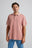 Persona che indossa Essential Sunwashed Polo nel colore Old Rose con vestibilità rilassata, abbinata in modo casual a jeans azzurri. | TP_IMAGE_TYPE=MODEL_FRONT
