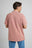 Persona che indossa Essential Sunwashed Polo in Old Rose, vista da dietro | TP_IMAGE_TYPE=MODEL_BACK