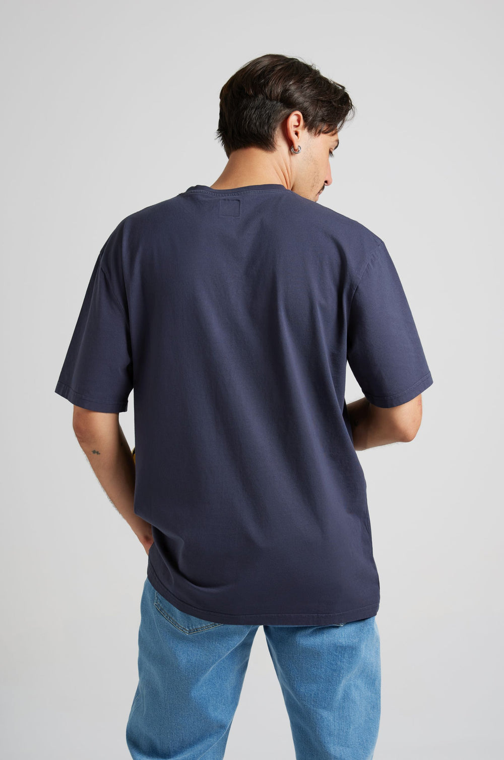 Personne portant l’Essential T-Shirt en Parisian Blue, vue de dos | TP_IMAGE_TYPE=MODEL_BACK