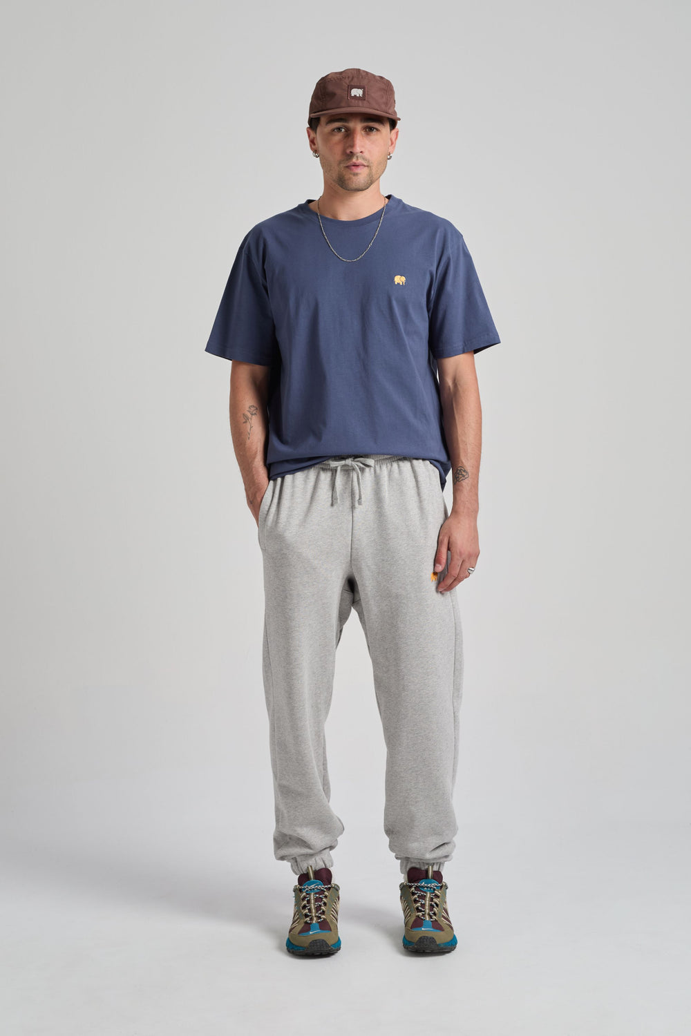 Persona che indossa una t-shirt Organic Essential blu, vista frontale | TP_IMAGE_TYPE=MODEL_FRONT